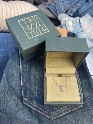 Marianilsdotter armband  - Så snyggt armband från Marianilsdotter med ett motiv av en ailien. Bra skick 