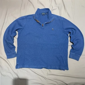 Blå half zip tröja från Polo Ralph Lauren - Snygg blå långärmad tröja från Polo Ralph Lauren med klassisk broderad logga på bröstet. Tröjan har en ståkrage med half zip-dragkedja och är gjord i mjuk bomull. .Polo Ralph Lauren Quarterzip | Storlek M | Skick 9/10 | Normal passform | Nypris ca 1000–1500 kr | ✅ Äkta vara | 📩 Öppen för frågor | 🚚 Skickas inom 24 timmar