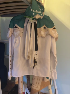 Venti Genshin Impact Cosplay - Säljer nu flertalet cosplays för jag behöver mer utrymme i min garderob 😓 här är en Venti Cosplay från spelet Genshin Impact, den är i gott skick, har bara haft den några gånger, men skriv gärna för fler bilder 💕 peruk kan köpas med men den är stylad 🥲