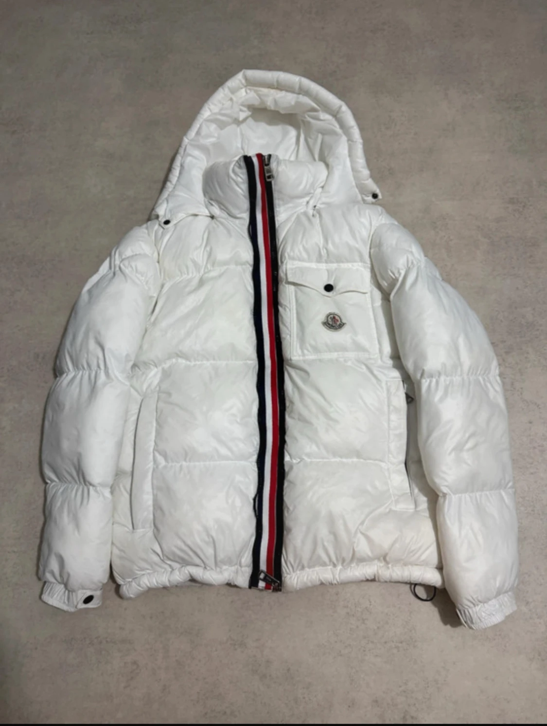 Vit Moncler pufferjacka med huva