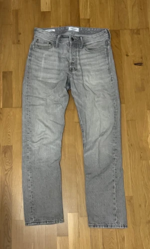 Jack & Jones Jeans - Väldigt snygga straight leg jeans som passar till allt och sitter väldigt bra. 