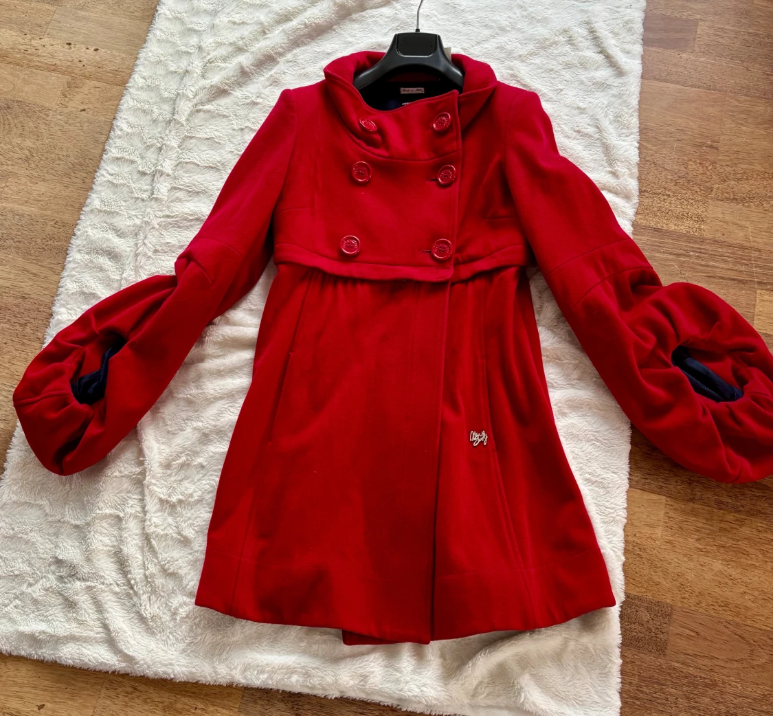 Röd kappa från Miss Sixty med puffärm