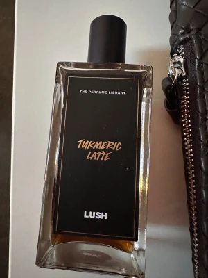 Lush Turmeric Latte Perfume - Unik parfym från Lushs The Perfume Library-serie. Flaskan har en djup bärnstensfärg och sticker ut i samlingen. Perfekt för dig som vill ha något annorlunda och trendigt. Parfymen är endast testad 100ml ordinarie pris 970kr