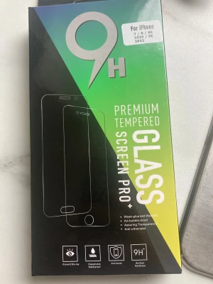 10pcs Premium Tempered Glass Screen Protector for iPhone 7/8/SE 2020/SE 2022 - Skydda din iPhone med ett premium härdat glas med 9H hårdhet. Passar iPhone 7, 8, SE 2020 och SE 2022. Anti-fingeravtryck, reptålig, stötdämpande och lätt att applicera.  Oanvänd förpackning, ingen synlig skada eller slitage. 10st. 