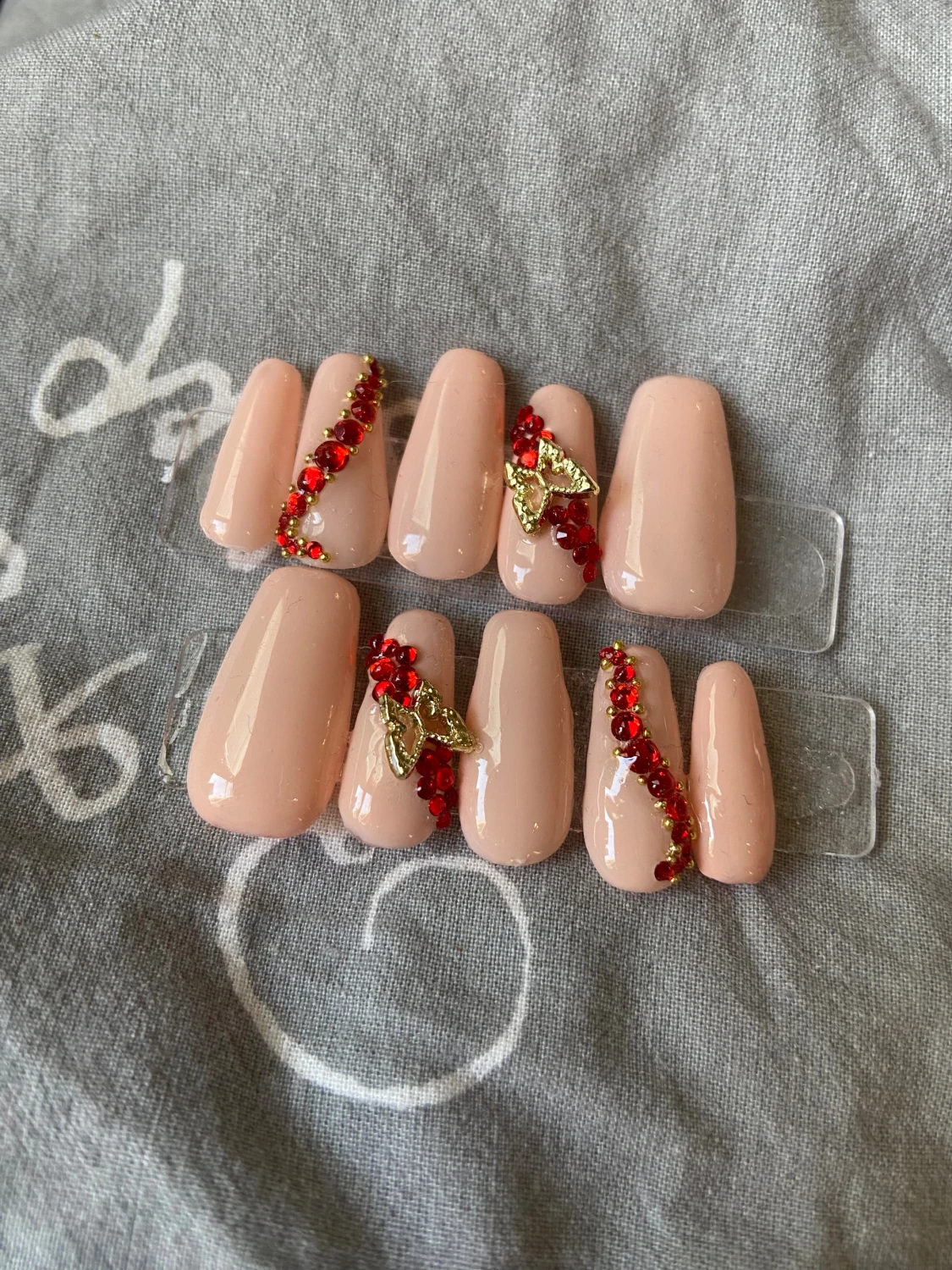 Nude lösnaglar med röda stenar - 1