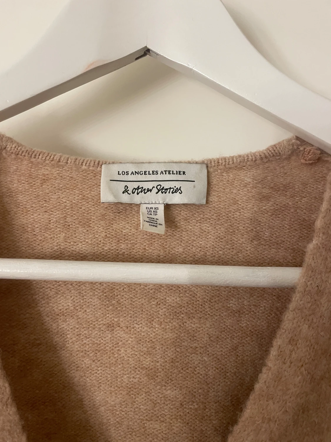 Beige omlott kofta från & Other Stories - 1