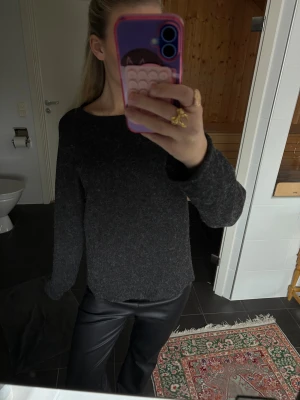 Mörkgrå stickad tröja  - Mysig mörkgrå stickad tröja med enkel och stilren design. Tröjan har rund halsringning och långa ärmar💗Tröjan är ifrån Only och är i bra skick🩷 Perfekt basic tröja som passar till allt💕💕