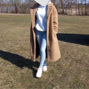 Cubus kappa  - Säljer min bruna fluffiga kappa ifrån Cubus. Använd cirka ett år, men är fortfarande i jättebra skick. Inga defekter alls. Jättevarm och skön till vintern. 