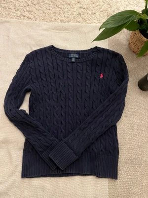 marinblå polo ralph lauren - supersnygg polo ralph lauren tröja i färgen marinblå storlek: 16-xs toppenbra skick och kvalitet!! #ralphlauren #polotröja #poloralphlauren #marinblåtröja #plicksellout #sellout