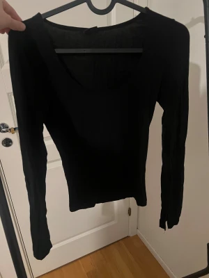 Svart långärmad tröja, Ginatricot - En svart långärmad tröja från ginatricot, den är i bra skick använd ett par gånger men det märks inte. Den är väldigt stretchig så skulle säga att den är mer som S och inte XS.