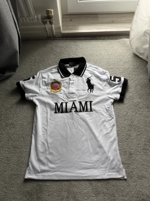 Vit pikétröja Polo Ralph Lauren Miami Chief Keef - Sällsynt Ralph Lauren Chief Keef Polo Piké, Storlek S, Helt ny och oanvänd 