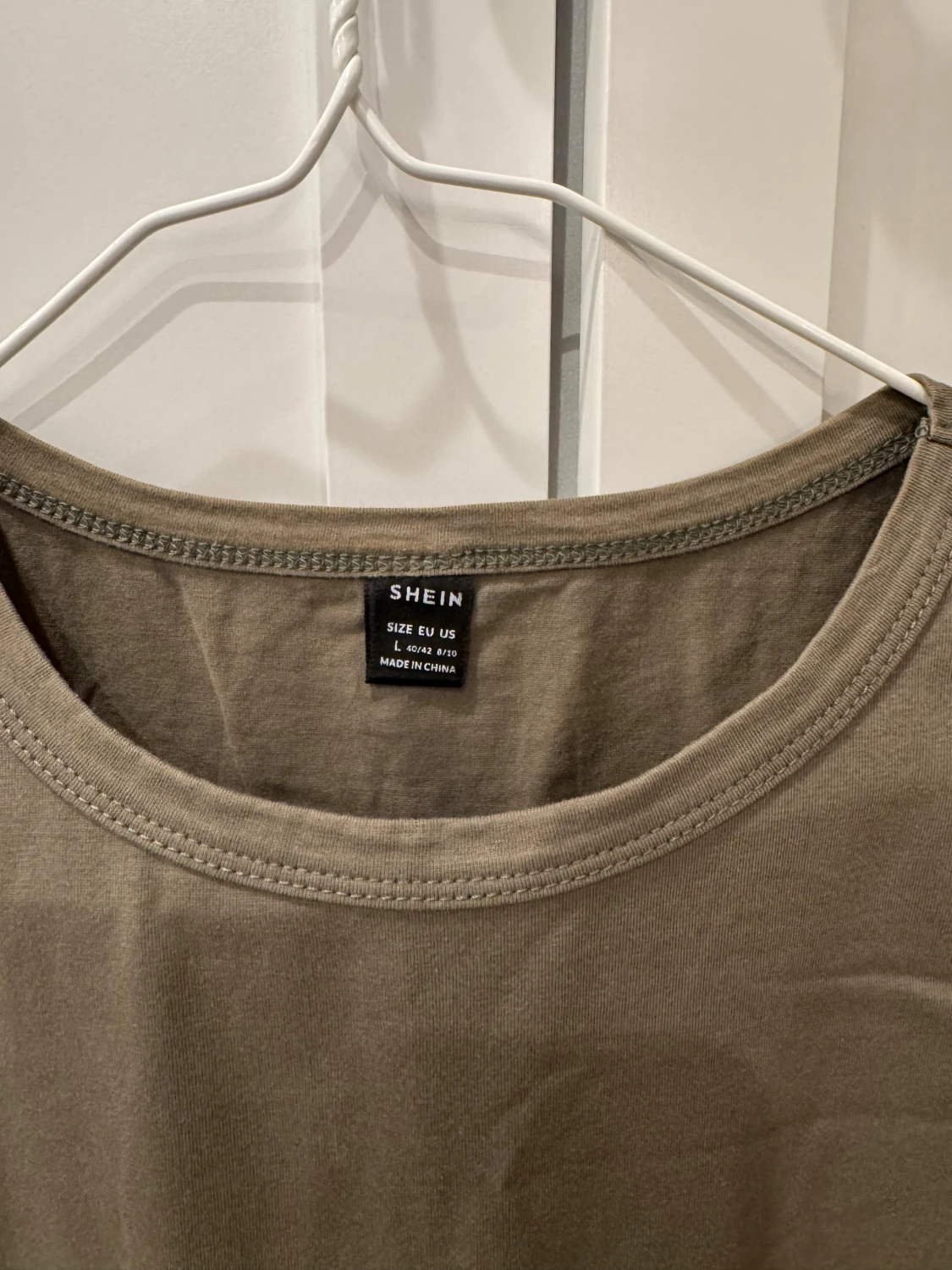 Olivgrön ärmlös bodysuit från SHEIN - 1