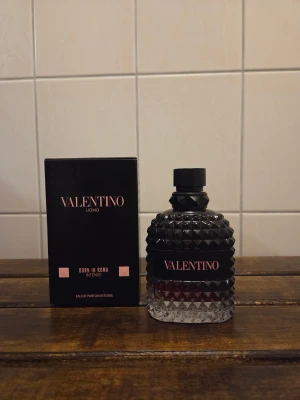 Valentino Uomo Born In Roma Intense - Stilren parfym från Valentino, Born In Roma Intense. Flaskan rymmer 100 ml och är tillverkad i Frankrike. Ingredienser: alkohol, parfym, aqua, limonene, citronellol, linalool, geraniol, citral m.fl. Perfekt för dig som vill sticka ut med en exklusiv touch. Bra vinter parfym med vanilj och manligt lukt det dinnt typ 93ml kvar 