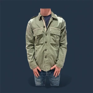 Grön overshirt från Abercrombie & Fitch - Asfet Abercrombie overshirt/tunnare field jacket. Passar till allt och har en fet mintgrön färg. Väldigt enkel att styla och skapa snygga fits med. Skicket är som nytt, så tveka inte att höra av dig 😊 Passar dig mellan 183-193 :)