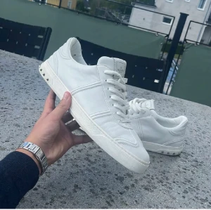 Valentino flycrew  - Säljer mina feta valentino flycrew! Dem är i mycket fint skick då bara en nit är borta! Självklart äkta. Inget OG. Hör av dig vid frågor eller funderingar! MVH Majestic Garments 