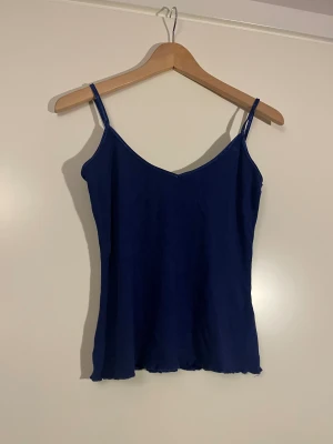 Blått v-ringat linne - Blått linne med v-ringning från Carin Wester💕 Superfint att ha året runt med jätteskönt material! Köpt secondhand men inga defekter❣️