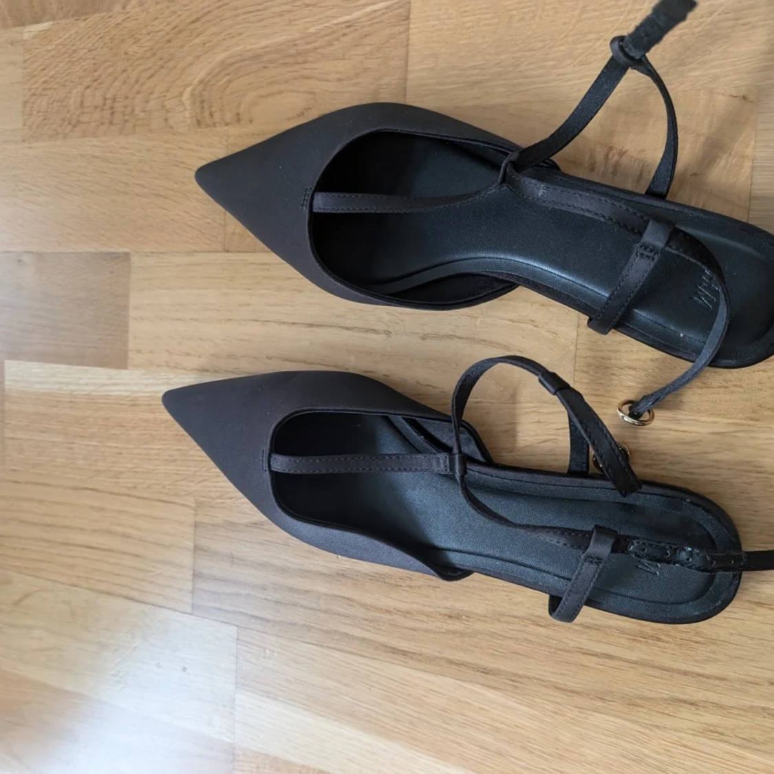 Svarta pumps med spetsig tå H&M