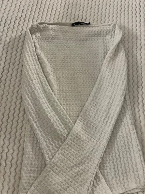 Vit långärmad tröja från Lager 157 - Säljer en vit långärmad tröja från 157 i storlek XS. 