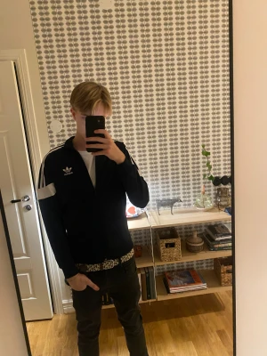 Adidas träningströja - Hej! Säljer denna adidas teäningströjan i storlek 164, modellen är 180 och bär 164, sitter lite tajt, rekommenderar 170-175 lång! Den är varsamt använd och i mycket fint skick, 9/10.  mitt pris 200. Hör gärna av dig vid minsta fråga eller om du vill ha fler bilder! 🙌