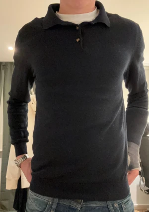 John Henric pikétröja merinoull  - Snygg mörkblå pikétröja från John Henric i merinoull. Använd sparsamt och är därför i bra skick! Tveka inte om du har några frågor eller prisförslag! 