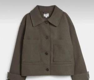 Brun ulljacka från Kappahl - Stilren brun jacka från Kappahl i ullmix med stora framfickor. 