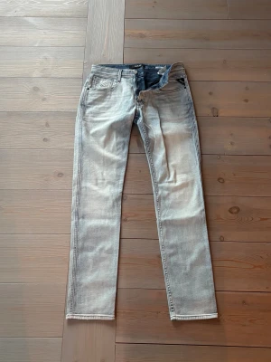Replay anbass – ljusa jeans i toppskick 👖✨ - Replay anbass ljusblå tvätt i strl 33/34. Slim fit och clean look - passar dig som vill ha jeans som både sitter bra och känns bra. 🩵Ljusblå premiumtvätt ✨Slim fit som formar benen ✅Fräscha, inga defekter
