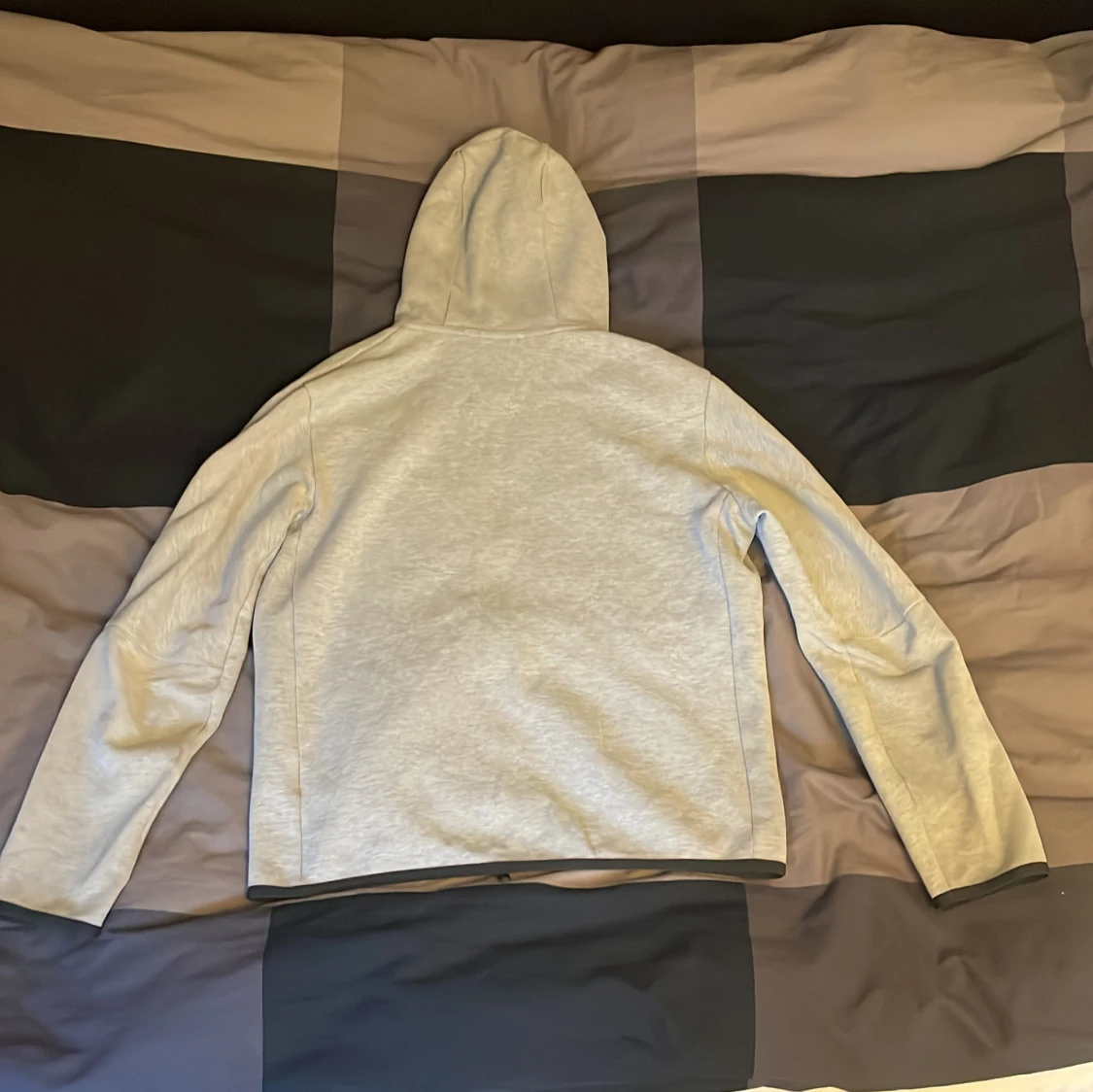 Grå hoodie från Nike med dragkedja - 1