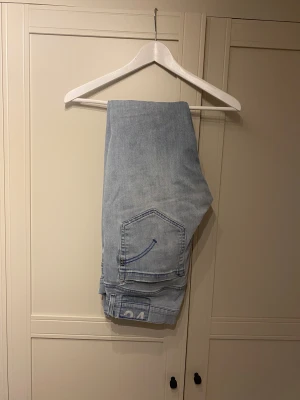 Dondup jeans - Säljer dessa riktigt snygga blå/grå jeans ifrån dondup i storlek 34 och modell George, de har lite slitningar men en slitning på bakfickan har gått upp pyttelite därav de billiga priset, det är dock något man hade kunnat fixa enkelt om man vill de, skriv vid frågor😇😇😇