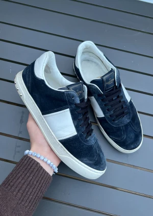 Valentino flycrews - Sjuukt feta flycrews! Size 41 kan även passa 41,5 och 42! Skick 8,5/10 bra skick! Alla nitar kvar! Inga sömmar som släppt eller så! Vad ingår? Box, dustbag, kort, snören! Skorna har slutat tillverkas längre så sjukt sällsynta! Hör av dig vid minsta fundering 🤩