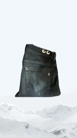 Svarta jeans från Dondup , strl 33 - Säljer ett par svarta jeans från Dondup med klassisk femficksdesign, diskret Dondup -logga i metall på bakfickan och coola ögon-detaljer vid linningen. Jeansen har en smal passform och är tillverkade i stretchig bomullsdenim.