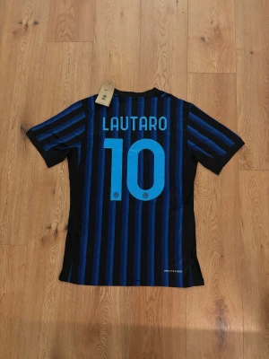 Inter Milan Lautaro Fotbollströja - Helt oanvänd med tags kvar och nike påse. Storlek Large. Skriv privat för fler bilder eller vid funderingar! PLAYER-version så skulle säga att den passar om du har M/L vanligtvis