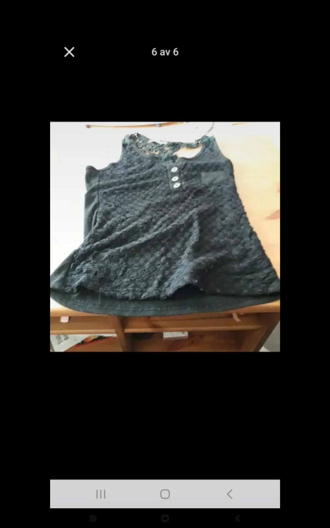 Svart spetslinne med knappar