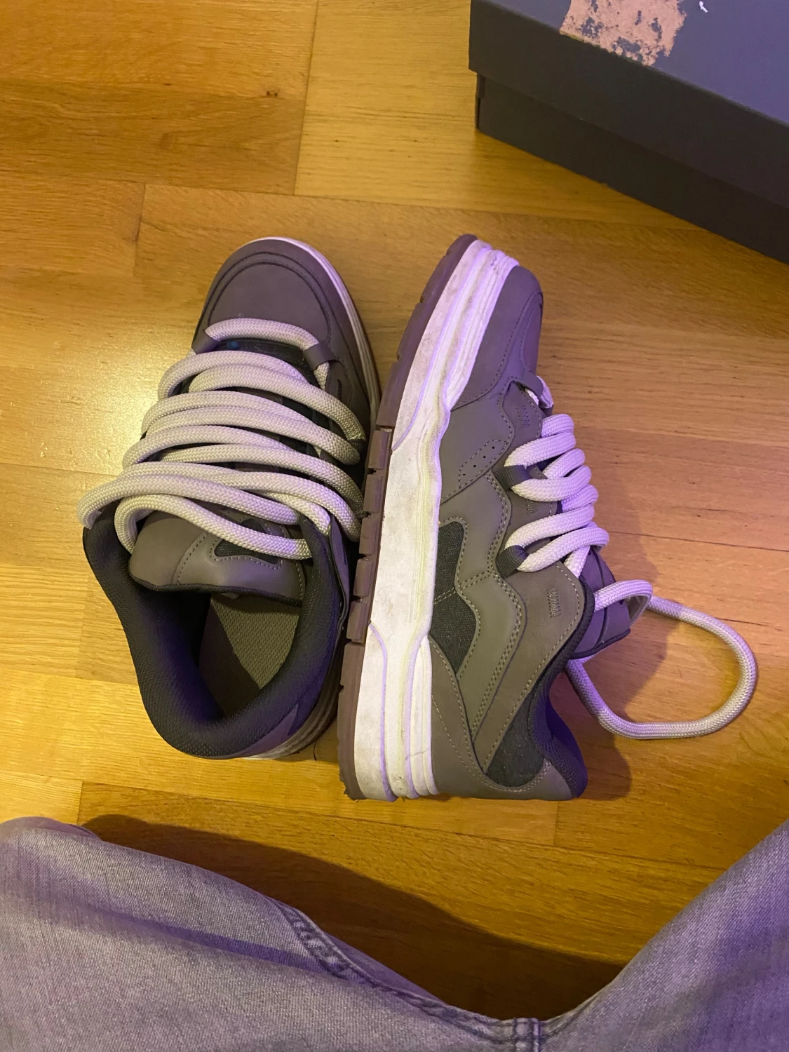 Chunky grå sneakers med vita snören - 2