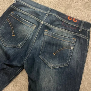 Dondup Jeans George W33 - Jeans från Dondup                                                    Modellen är den populära George.                             Blå färg med snygg tvätt i nyskick.                            Köpta från Nk och äkta.                                              Midja 42cm x 2.                                                         Längd 104 cm