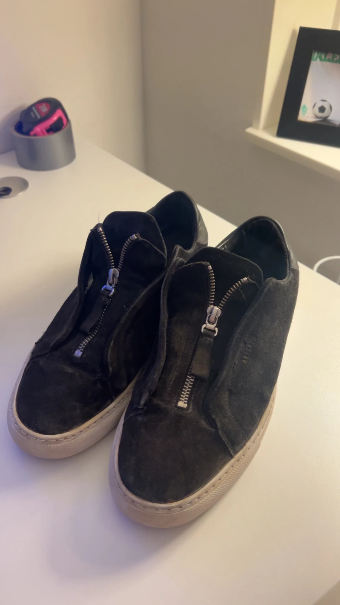 Svarta mockasneakers från ARIGATO