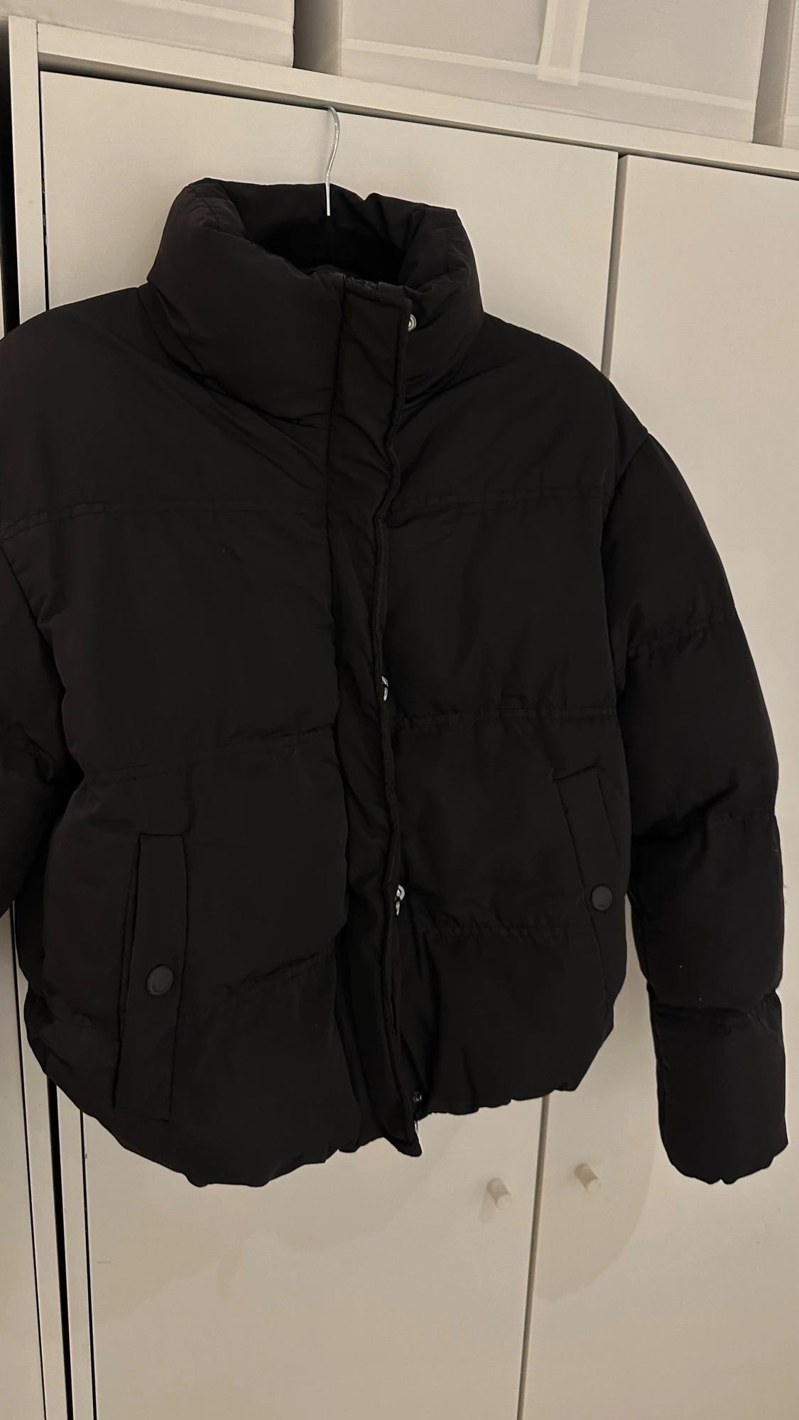 Svart pufferjacka med hög krage - 1