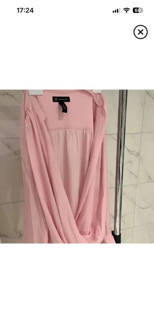 Rosa blus - Ljusrosa blus i storlek S. Öppen fram (vilket visas på bilden) men går att täcka med säkerhetsnål. För mer info & bilder kom PM 🫶🏼