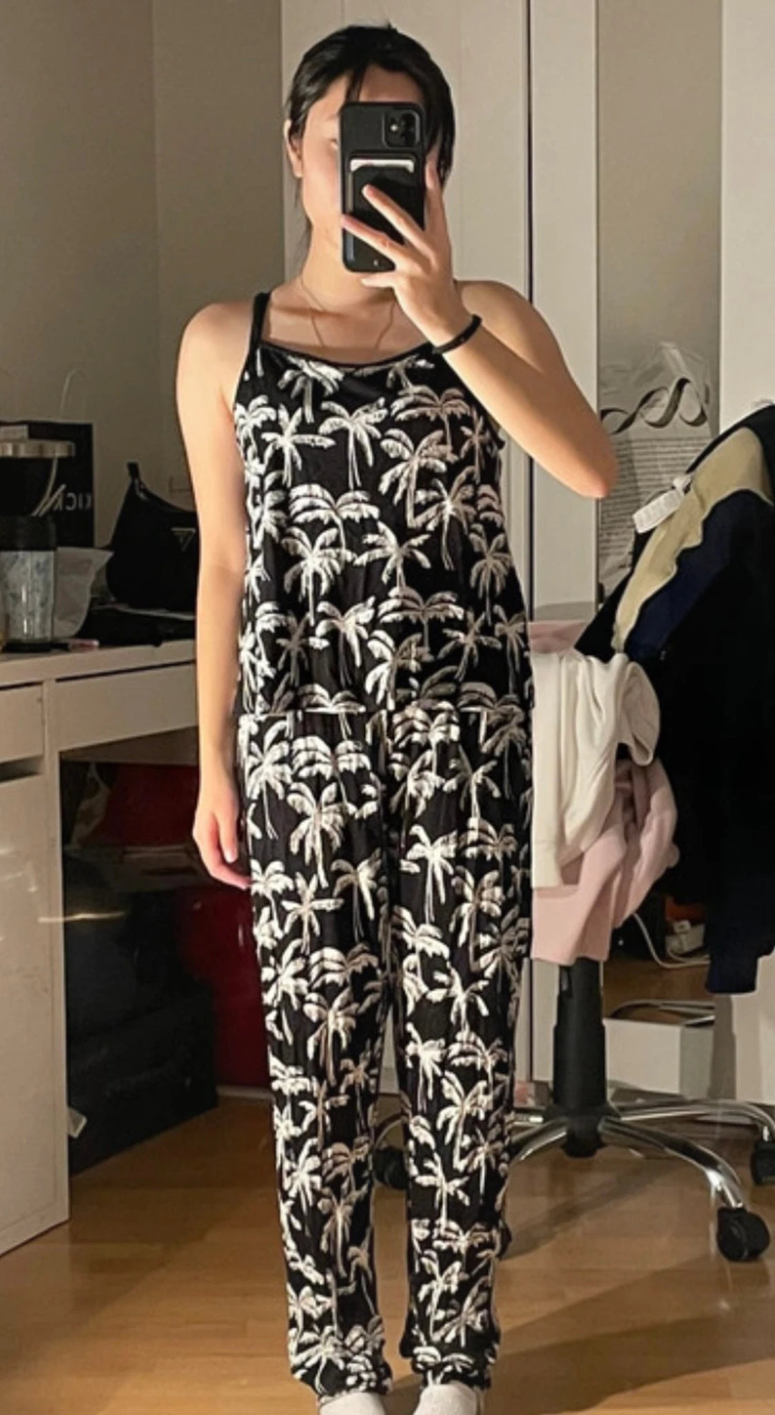 Jumpsuit med mönster av palmträd från H&M. - 2