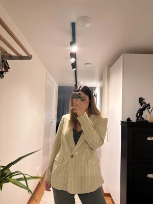 En fin kavaj - Köpte min kavaj från Zalando jätte fint i storlek 42 men det passar för mig som har storlek 36,38