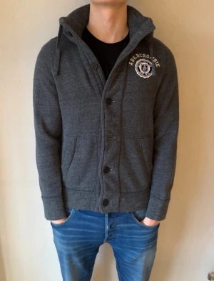 Abercrombie & fitch cardigan - Riktigt tjock o skön som är perfekt nu på vintern | fint skick inga defekter