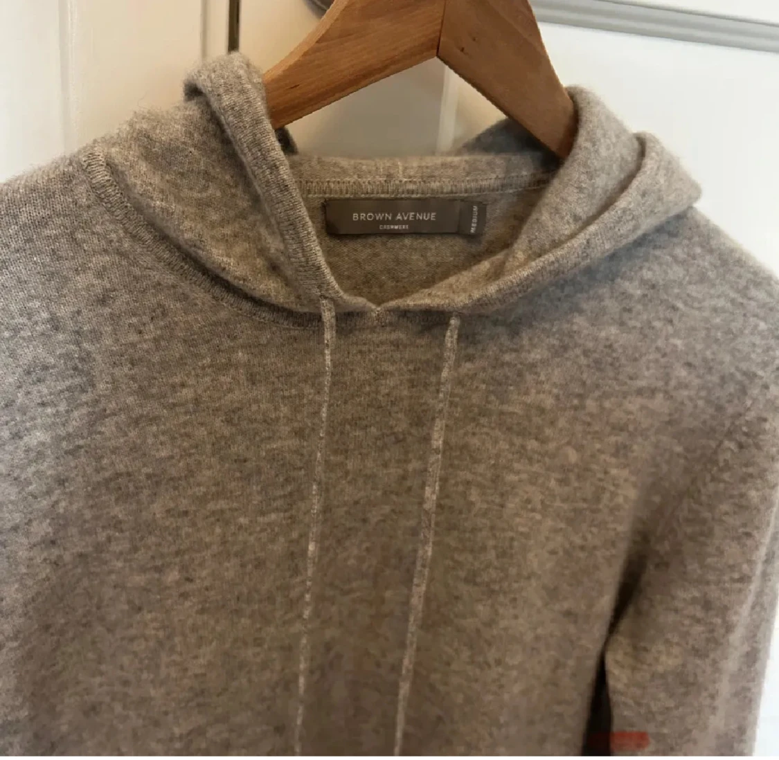 Grå kashmir hoodie från Brown Avenue - 2
