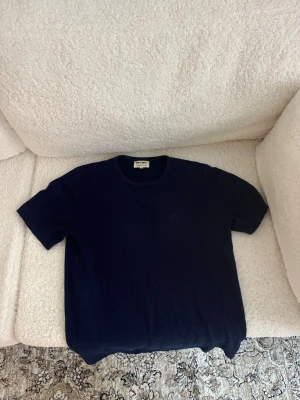 Kashmirtröja från Soft Goat - Mörkblå t shirt i 100% kashmir från Soft Goat i storlek herr S, superfint skick! Kan mötas i Stockholm, alternativt att köparen står för frakten.