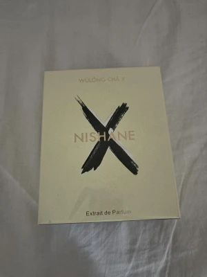 Nishane Wulong Cha X Parfym - Extrait de Parfum med cool design från Nishane. Volym: 100 ml. Batch-kod hittar ni på undersidan. Äkta vara!