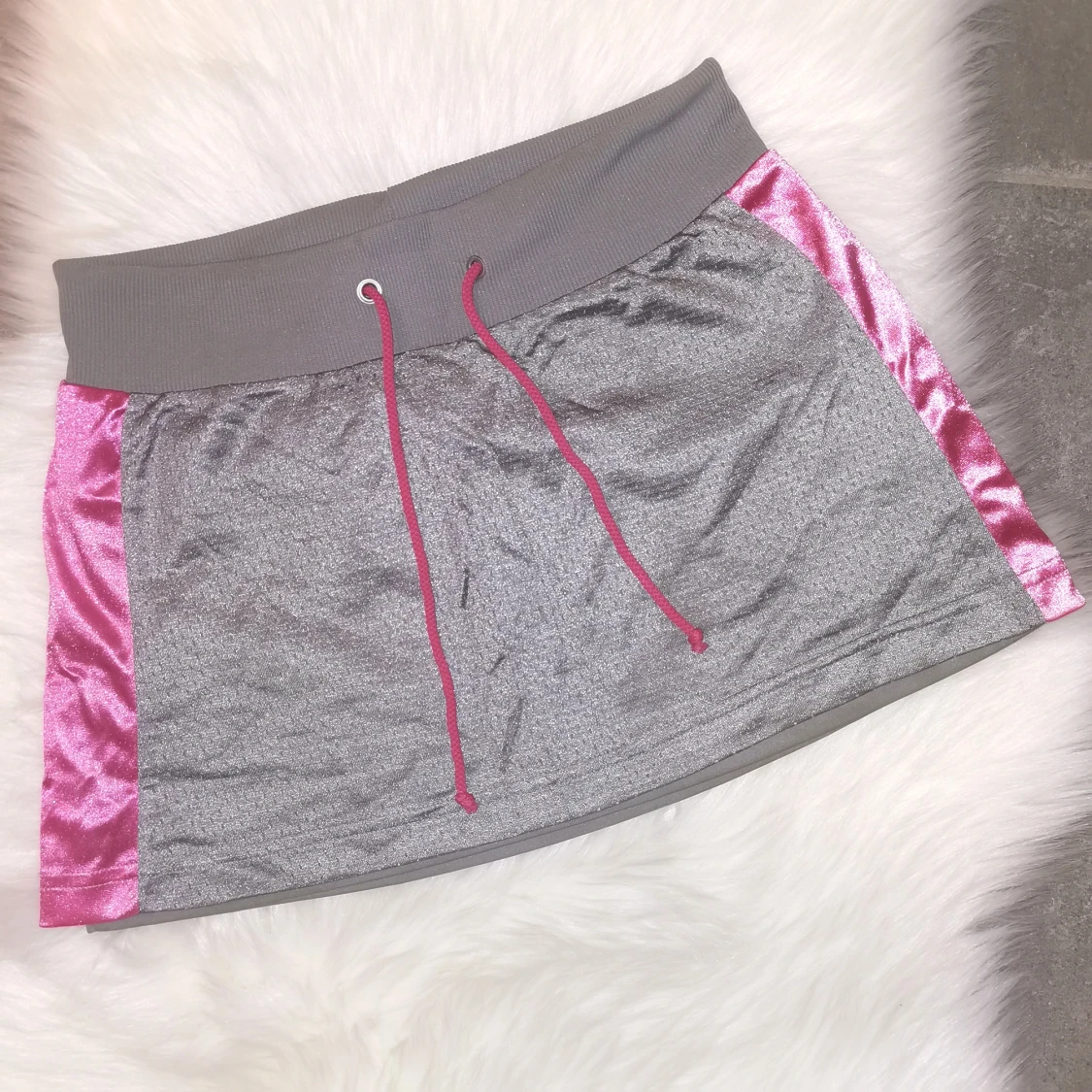 Grå och rosa sportig kortkjol från H&M, storlek XS - 1