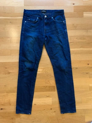  J.Lindeberg jeans - Snygga mörkblå jeans från J.Lindeberg med klassisk femficksdesign och metallknappar. Skön liten tvätt på den också