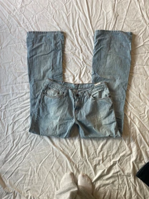 Lågmidjade jeans - Bra skick! Lite urtvättade (materialet tunnare) mått: midjemått rakt över 42 grenhöjd 21 innerbenslängd 85cm❤️