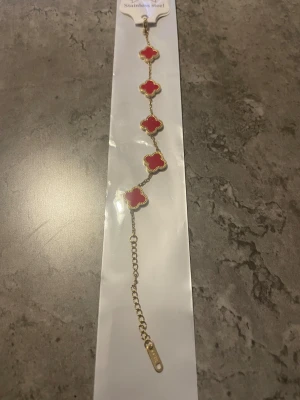 Fyrklöver armband, 18K PVD Plätering! - Populära fyrklöver armband i 316 rostfritt stål med 18k guldplätering för lång livslängd. Perfekt accessoar för att lyfta din outfit med en touch av lyx. 17cm sen kan man förlänga den upp till 5cm.