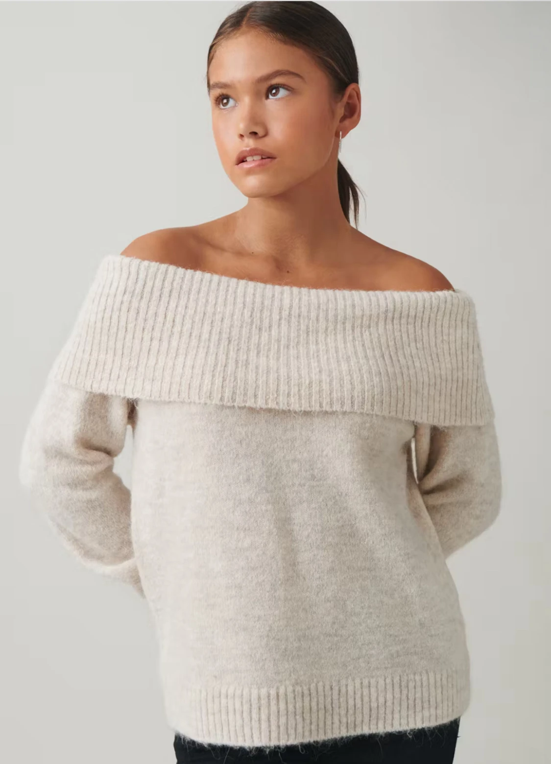 Offshoulder stickad beige tröja 