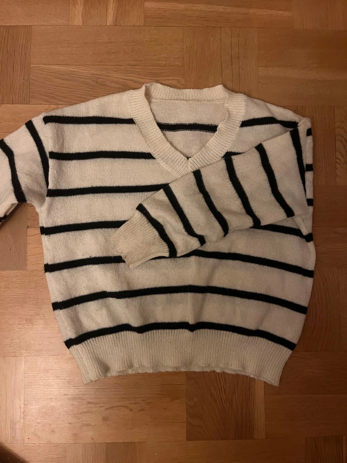 Vit och svart randig stickad tröja - 1