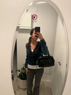 Unik Blå vintage kofta 80s - En trendig Look som respresenterar 80s style, unik blå färg, skön i material. Perfekt för dig som älskar vintage och mode!❤️😍